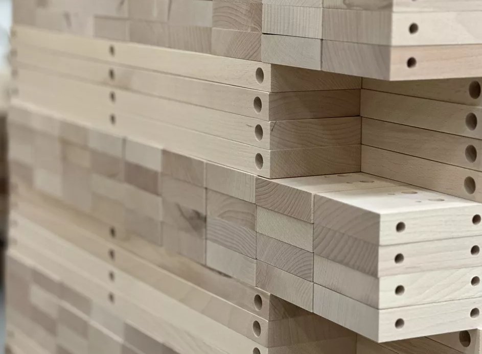 Elementy mebli: drewniane nogi, ramy, stelaże